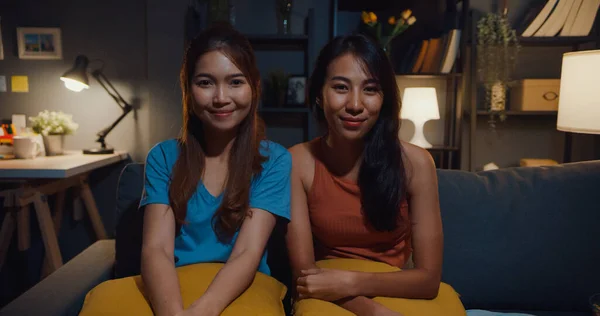 Adolescente Asia Las Mujeres Sienten Felices Sonriendo Mirando Cámara Mientras — Foto de Stock