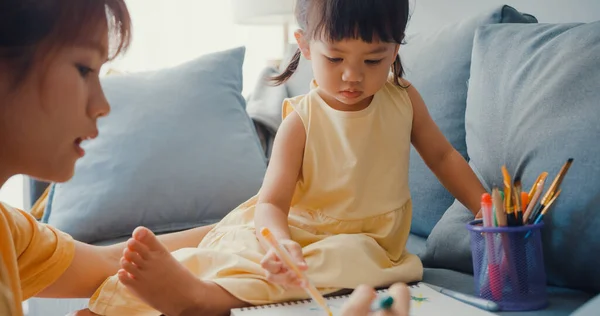 Happy Cheerful Asia Family Mom Teach Girl Paint Use Album — Stock Photo, Image