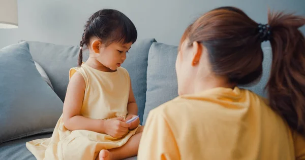 Fröhlich Fröhliche Asia Familienmama Bringt Mädchen Malalbum Und Buntstifte Bei — Stockfoto