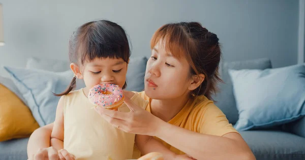 Feliz Alegre Asia Familia Mamá Niña Comiendo Donas Divertirse Relajarse — Foto de Stock