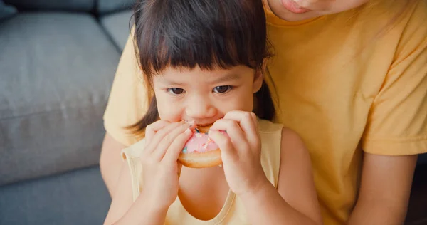 Feliz Alegre Asia Familia Mamá Niña Comiendo Donas Divertirse Relajarse — Foto de Stock