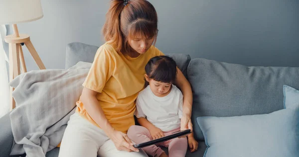 Szczęśliwy Wesoły Azja Rodzina Mama Słodkie Dziecko Pomocą Cyfrowej Tabletki — Zdjęcie stockowe
