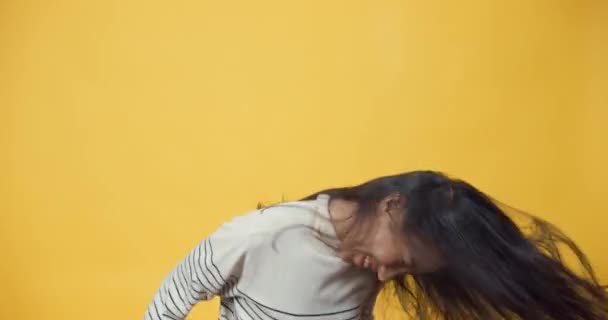 Atraktivní Krása Asie Dáma Poslouchat Hudbu Šťastný Veselý Tanec Mávání — Stock video