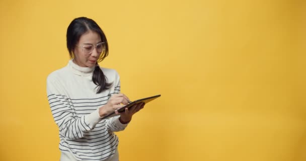 Happy Attractive Asia Student Lady Holding Tablet Computer Pointing Finger — Stock Video