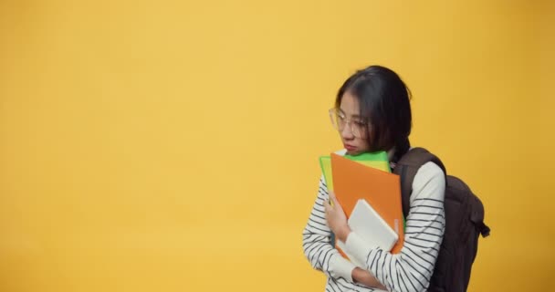 스러운 아시아 프리랜서 파일을 평상복을 노동자 느끼며 배경에 고립된 공간에서 — 비디오