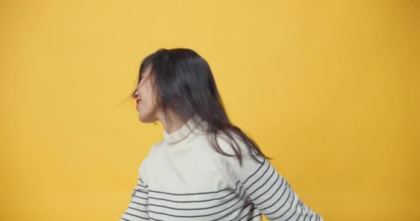 Beleza Atraente Ásia Senhora Ouvir Música Dança Feliz Alegre Agitando — Vídeo de Stock