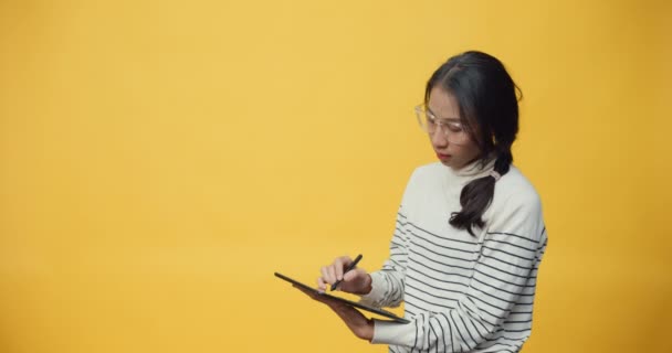 Tablet Bilgisayarı Tutan Fotokopi Alanını Işaret Eden Mutlu Asya Bayan — Stok video
