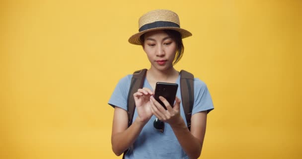 Feliz Joven Hermosa Mujer Asia Usar Sombrero Mochila Celebrar Teléfono — Vídeos de Stock