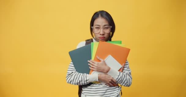 불만을 아시아 프리랜서 근로자 파일을 과잉으로 불편하고 있으며 배경에 고립된 — 비디오