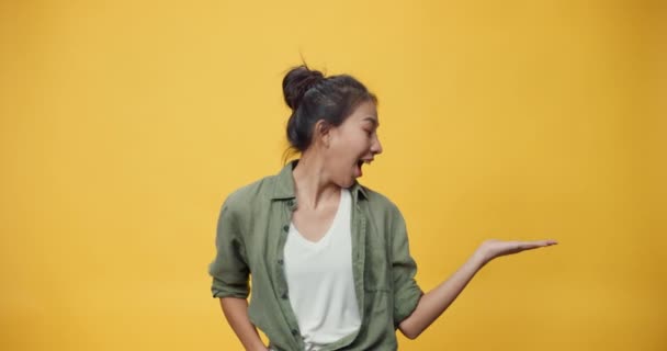 Confidence Beauty Asia Youth Lady Steht Über Einem Isolierten Gelben — Stockvideo