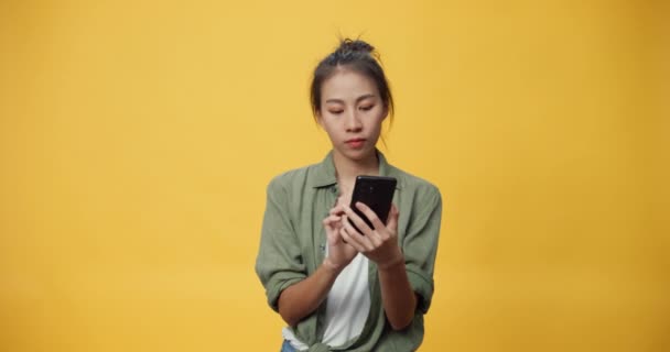 Pemuda Asia Yang Menarik Wanita Terisolasi Ruang Kosong Bermain Smartphone — Stok Video