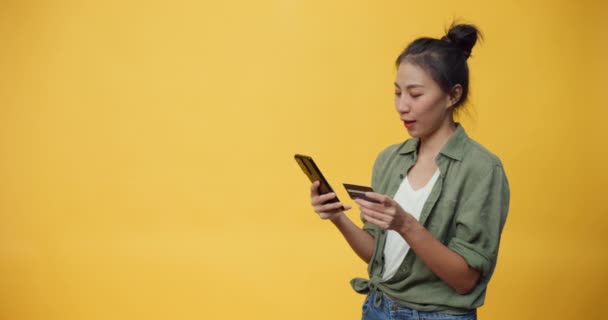 Schoonheid Aantrekkelijk Azië Jeugd Geïsoleerde Dame Genieten Van Telefoon Scroll — Stockvideo