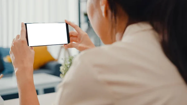 Unge Asiatiske Kvinner Bruker Smarttelefon Med Blank Hvit Skjerm Som – stockfoto