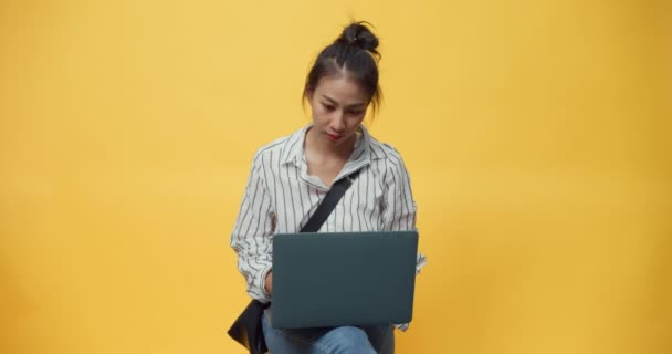 Mutlu Asya Sıradan Bir Genç Kız Dizüstü Bilgisayarın Başında Duruyor — Stok video
