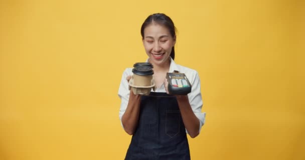 Feliz Camarera Asia Sonriente Usando Delantal Amistoso Mirando Cámara Dando — Vídeo de stock