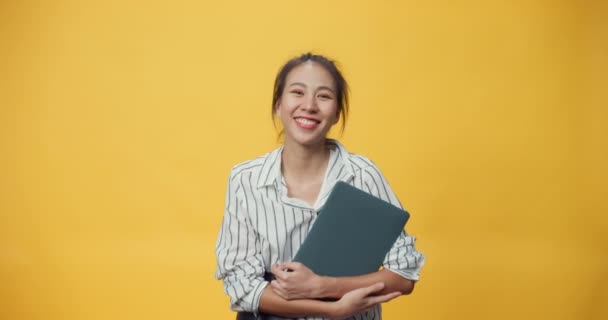 Mutlu Asya Sıradan Bir Genç Kız Dizüstü Bilgisayarı Tutuyor Sarı — Stok video