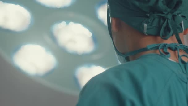 Fiatal Ázsiai Asszisztensek Nővérek Akik Invazív Műtétet Végeznek Betegen Kórházi — Stock videók