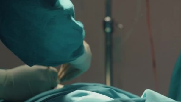 Jóvenes Asistentes Asiáticos Enfermeras Que Realizan Cirugía Invasiva Paciente Quirófano — Vídeo de stock