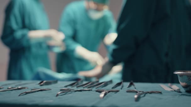 若いアジア人のアシスタントや看護師は 病院の手術室で患者に侵襲手術を行う プロの外科医 医療と医療のコンセプトの多様なチーム — ストック動画