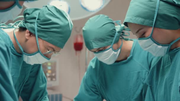 Unga Asiatiska Assistenter Och Sjuksköterskor Som Utför Invasiv Kirurgi Patienten — Stockvideo