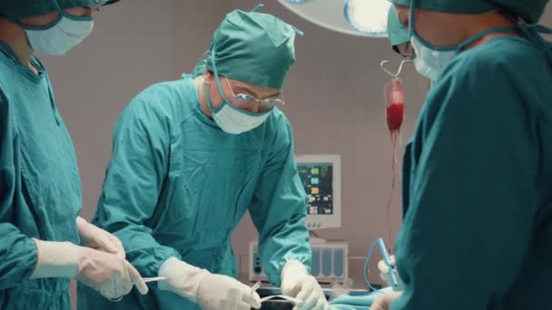 Jeunes Assistants Asiatiques Infirmières Pratiquant Une Chirurgie Invasive Sur Patient — Video