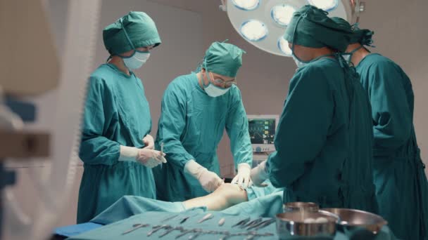 아시아인 보조원들 간호사들 수술실에서 환자들에게 수술을 있습니다 전문의들로 이루어진 — 비디오