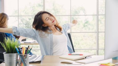 Bir bilgisayar seyir ve yeni iş planı üzerinde tartışırken iş arkadaşları. Bilgisayarda Office birlikte çalışma iş takım. Ofisinde çalışan profesyonel iş kadınlar.