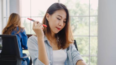 Bir bilgisayar seyir ve yeni iş planı üzerinde tartışırken iş arkadaşları. Bilgisayarda Office birlikte çalışma iş takım. Ofisinde çalışan profesyonel iş kadınlar.