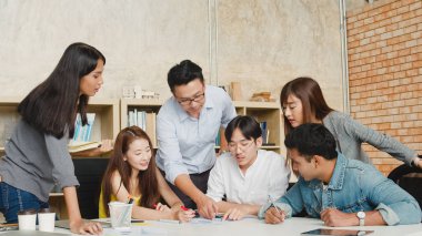 Gelişigüzel giyinen yaratıcı genç insanlardan oluşan çok ırklı bir grup, yeni evrak işleri ile ilgili fikir alışverişinde bulunuyor. Çalışma arkadaşları, birlikte çalışarak başarı stratejisi planlıyorlar. Küçük ofis çalışmalarının keyfini çıkarıyorlar.