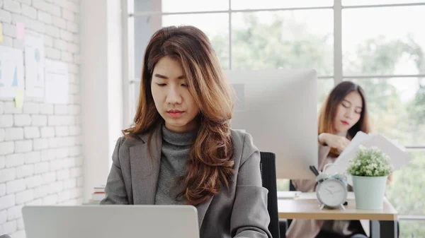 Attraktiv Smart Asiatisk Forretningskvinne Smart Ledig Drakt Som Jobber Med – stockfoto