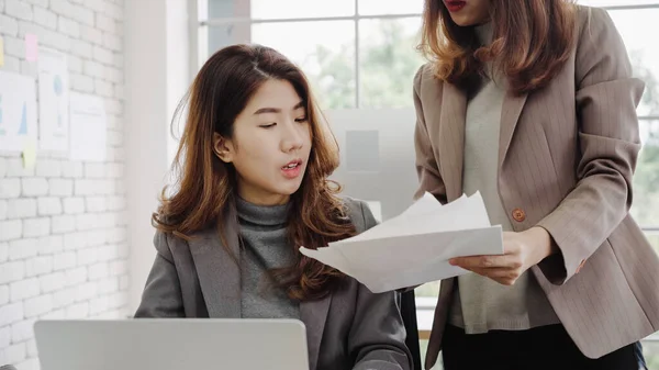 Mulher Negócios Asiática Inteligente Atraente Desgaste Casual Inteligente Que Trabalha — Fotografia de Stock