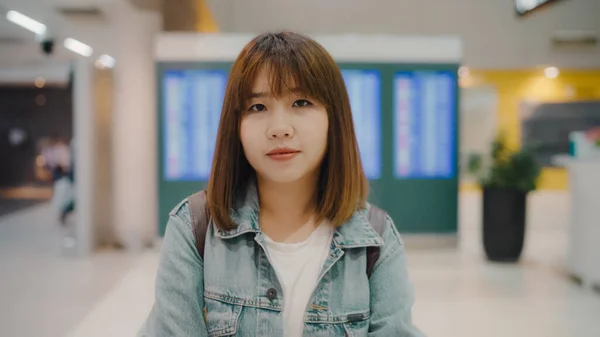 Onnellinen Aasialainen Nainen Hymyilee Kameralle Oleskellessaan Terminaalissa Kansainvälisellä Lentokentällä Naisturisti — kuvapankkivalokuva