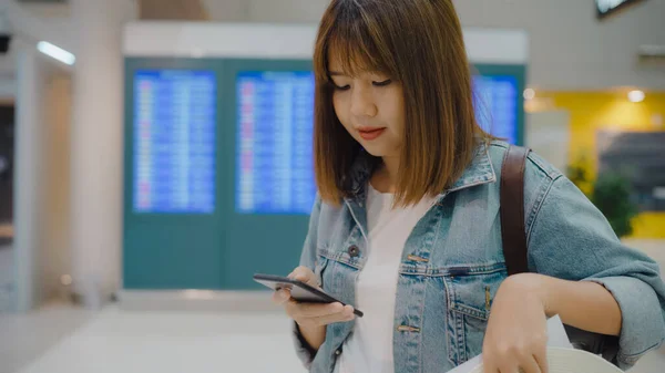 Happy Asian Woman Using Checking Her Smartphone Terminal Hall While — Stock Photo, Image