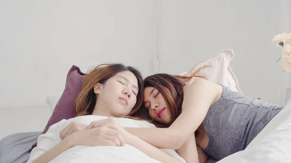 Asiatiske Lesbiske Kvinner Våkner Hjemme Unge Asiatiske Elskere Slapper Sammen – stockfoto