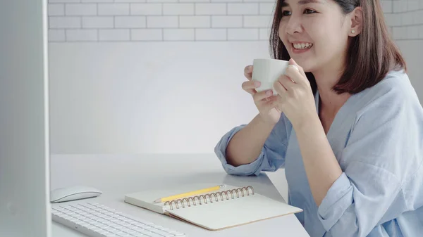 Vakker Ung Smilende Kvinne Som Jobber Med Laptop Mens Hun – stockfoto