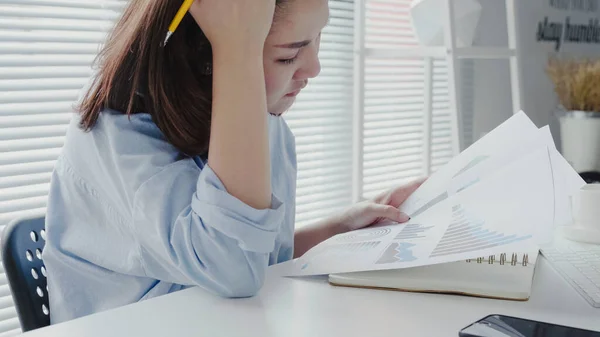 Vakker Ung Anspent Asiatisk Kvinne Som Jobber Med Laptop Mens – stockfoto