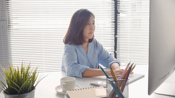 Vakker Ung Smilende Asiatisk Kvinne Som Jobber Med Laptop Mens – stockfoto