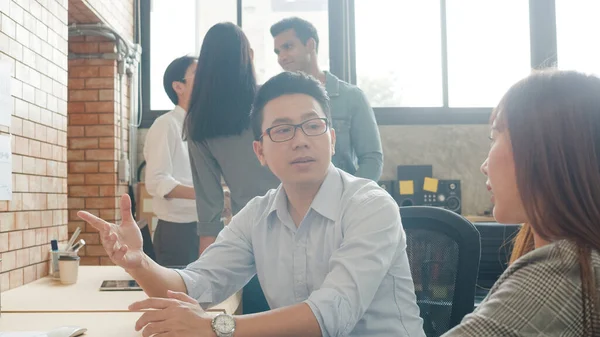 Tusenårsgruppe Unge Asiatiske Forretningsmenn Forretningskvinner Lite Moderne Bykontor Japansk Sjefsveileder – stockfoto