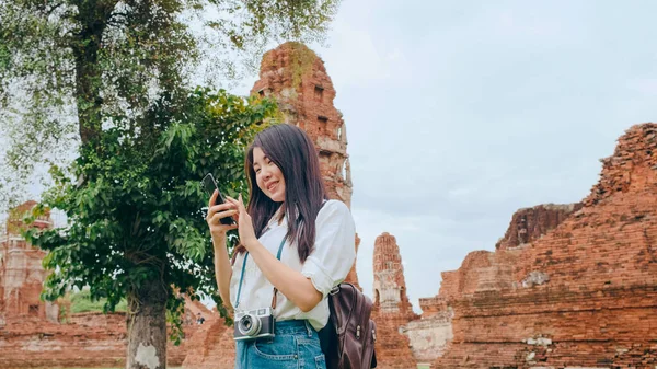 Alegre Bela Jovem Asiático Mochileiro Blogger Mulher Casual Com Câmera — Fotografia de Stock