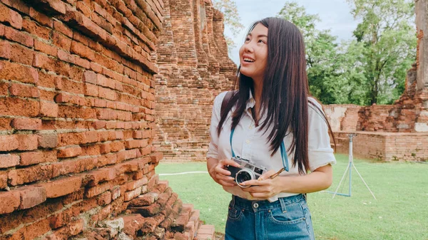 日本背包客女性在泰国的Ayutthaya度假旅行时 享受着她在传统城市中令人惊叹的里程碑般的旅程 妇女旅行度假的生活方式概念 — 图库照片