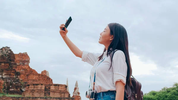 Young Asian Backpacker Blogger Woman Casual Take Selfie Video Call — Stock Photo, Image