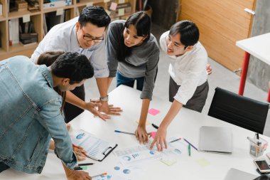 Zeki ve yaratıcı insanlardan oluşan çok ırklı bir grup modern ofiste iş beyin fırtınası fikirlerle mobil uygulama yazılım tasarımı projesini tartışıyor. İş arkadaşı takım çalışması konsepti.