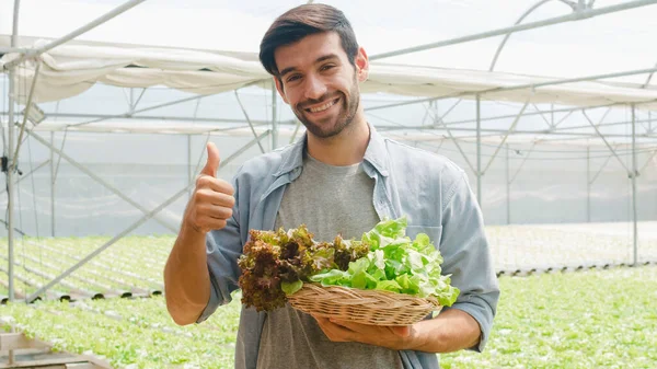 Ung Forretningsmann Bonde Med Produkter God Kvalitet Selger Planter Grønnsaker – stockfoto