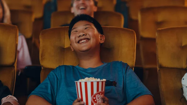 Красивий Веселий Молодий Азіатський Хлопчик Сміється Під Час Перегляду Фільму — стокове фото