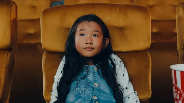 Atrakcyjna Wesoła Młoda Azjatka Śmiejąca Się Podczas Oglądania Filmu Kinie — Zdjęcie stockowe