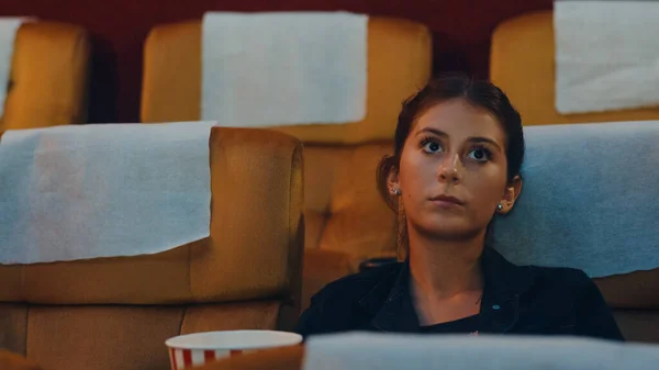Vonzó Vidám Fiatal Kaukázusi Hölgy Nevet Miközben Filmet Néz Moziban — Stock Fotó