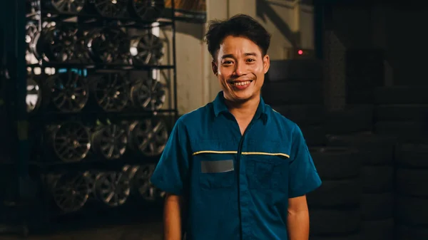 Profesjonell Bilmekaniker Som Ser Kamera Smiler Reparasjonsstasjonen Dyktig Asiat Uniform – stockfoto