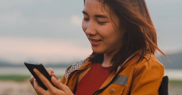 Young Asia Campers Lady Use Mobile Technology Phone Internet Connection — Stock Photo, Image