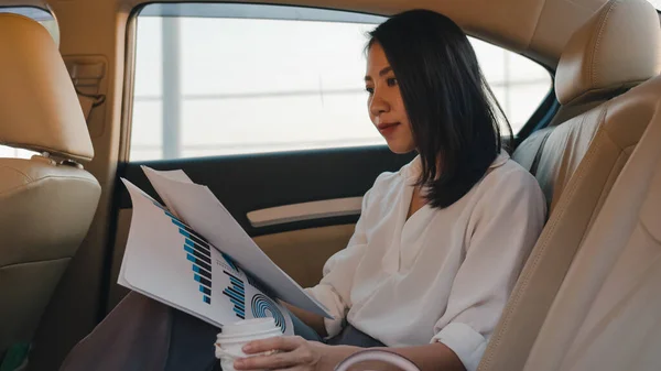Vellykket Ung Asiatisk Forretningskvinne Moteklær Som Jobber Baksetet Bil Moderne – stockfoto