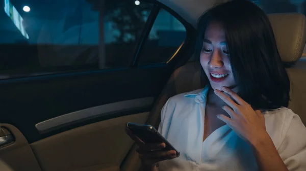 Vellykket Ung Asiatisk Forretningskvinne Moteklær Som Jobber Sent Med Smarttelefon – stockfoto